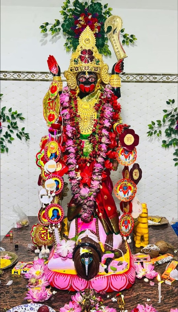 পদ্মফুলে শোভিত মা কালী